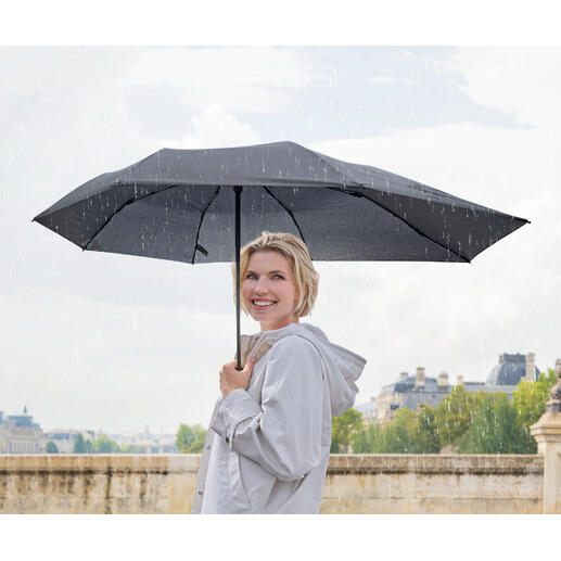 Opvouwbare paraplu met langer scherm Meer bescherming tegen de regen en toch hetzelfde formaat.