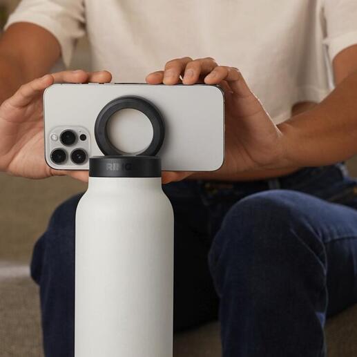 Persoon houdt een 2-in-1 drinkfles vast terwijl er een smartphone op balanceert.