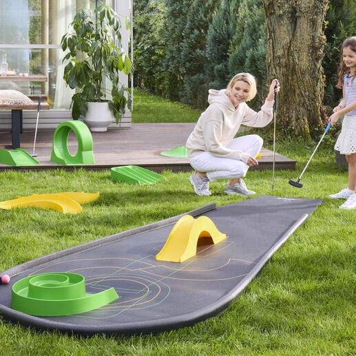 Vrouw met kind speelt minigolf op een draagbare minigolfbaan.