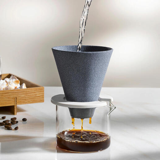 Koffiefilter van keramiek met vers gezette koffie.