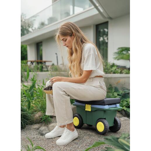 Mobiele tuincaddy met zitkussen Mobiele tuincaddy én comfortabele zitgelegenheid om rugvriendelijk te kunnen tuinieren.