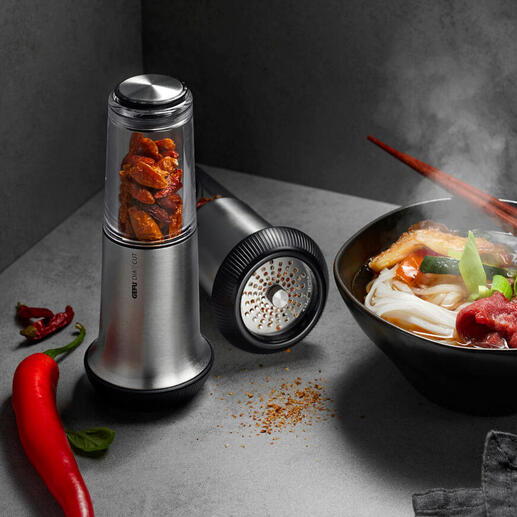 Chili-snijden X-Plosion® naast een kom met dampend eten