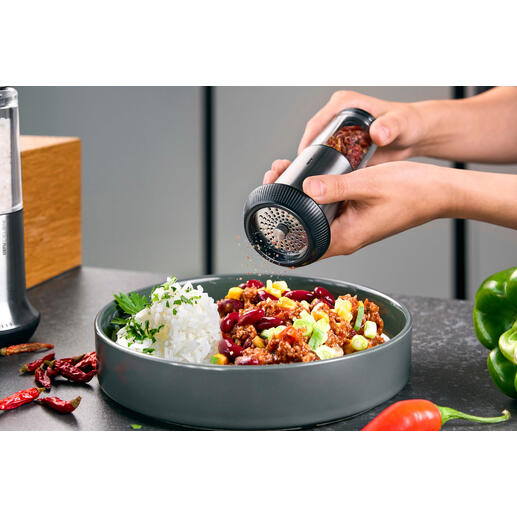 Chilimole X-Plosion® Chili-snijden X-Plosion® wordt boven een bord met rijst en groenten gehouden