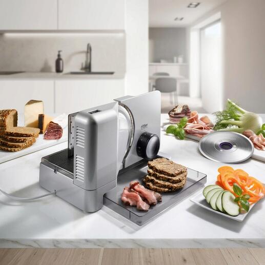 Allesschneider Duo Plus snijdt brood en vleeswaren op een aanrecht.