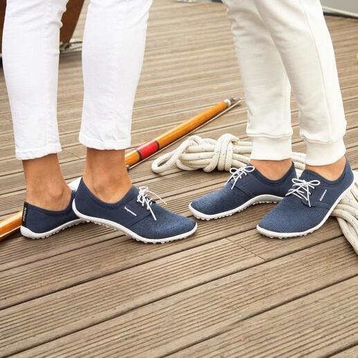 Twee personen dragen leguano® juno schoenen op een dek.