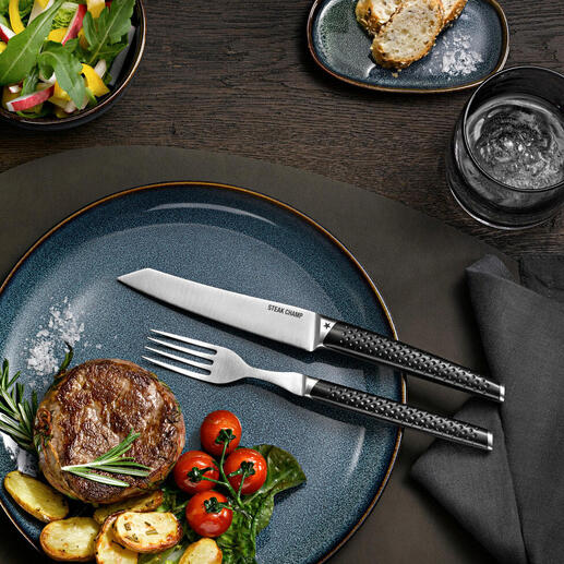 Steakbestek Prime Rib, set van 2 op een modern bord met steak en bijgerechten.