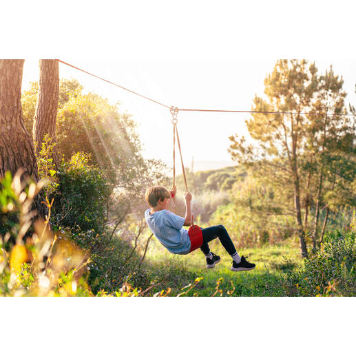 Zweven van boom naar boom aan de zipline op het in hoogte verstelbare schommelzitje is ontzettend leuk.