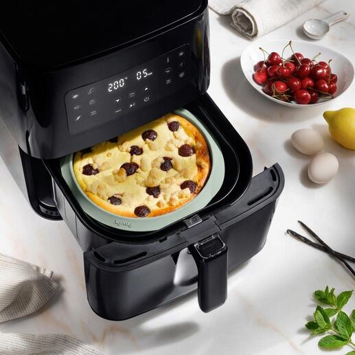 Siliconen vorm voor de airfryer met een gebakken gerecht.