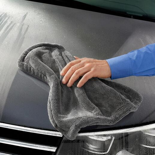 Professionele droge en schoonmaakdoek wordt op het autokap gebruikt.