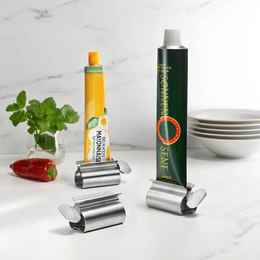 RVS-tube-uitdrukkers met XXL-handvat houdt twee tubes in de keuken vast.
