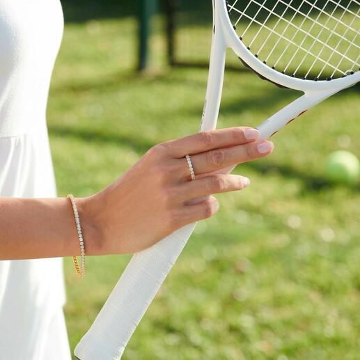 Moissanite tennis sieraden, hand houdt tennisracket vast
