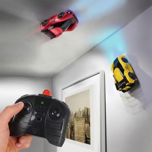 Racecars uit een set van 2 rijden langs een muur.