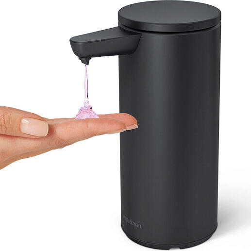 Zwart sensorzeepdispenser geeft zeep op een hand.