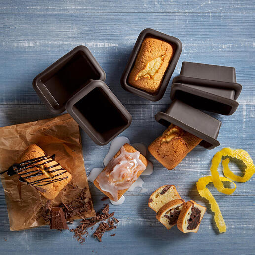 Mini-bakvorm met kleine cakes op een tafel.