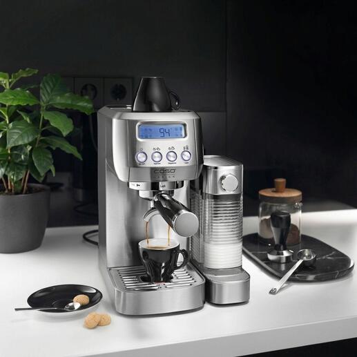 Espresso machine met digitaal display en een kopje op het aanrecht.