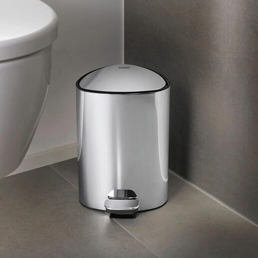 Ronde badkamerafvalbak met pedaal in een moderne badkamer.