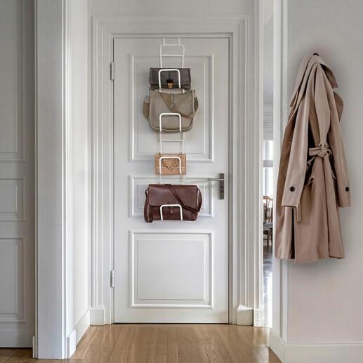 Variabele handtassenhouder hangt aan een deur met tassen.