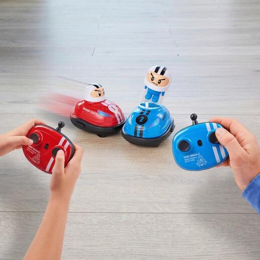Twee radiografisch bestuurde autoscooters in een spelopstelling.