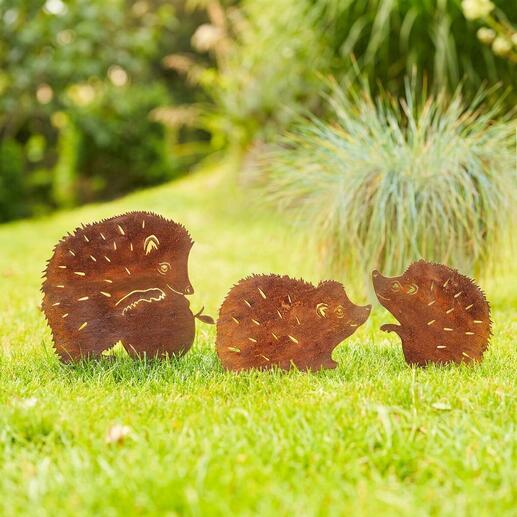 Drie tuinstekkers in egeldesign, van metaal, op een groene grasveld.