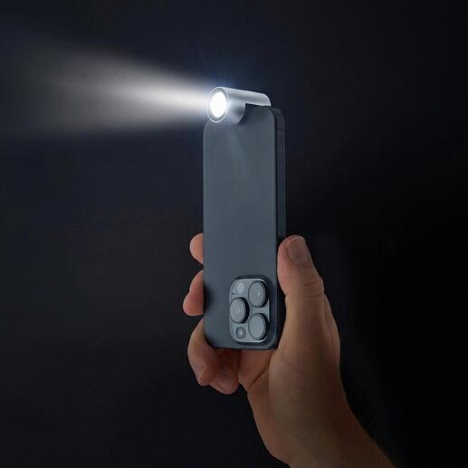 Handheld smartphone zaklamp straalt licht in donkere achtergrond