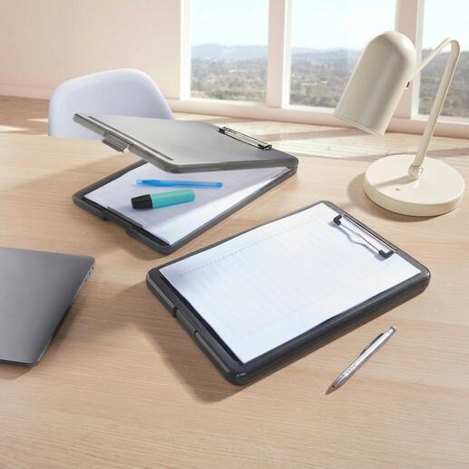 Twee doorzichtige clipboards op een bureau met pennen en een laptop.