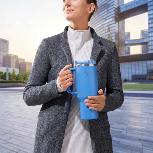 XL Thermos drinkbeker in het blauw, vastgehouden door een persoon in een grijze jas