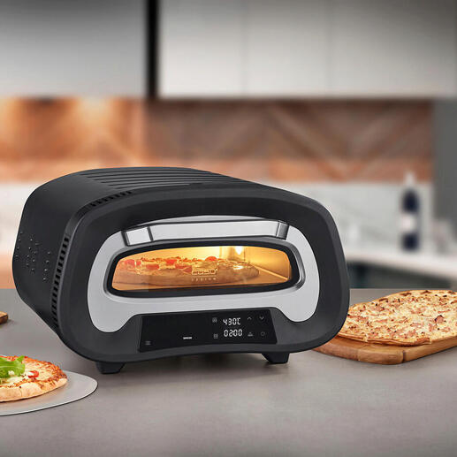 430 °C pizzaoven op een werkblad, omringd door ingrediënten