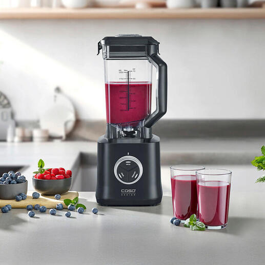 2000W power mixer met verse ingrediënten op het aanrecht.