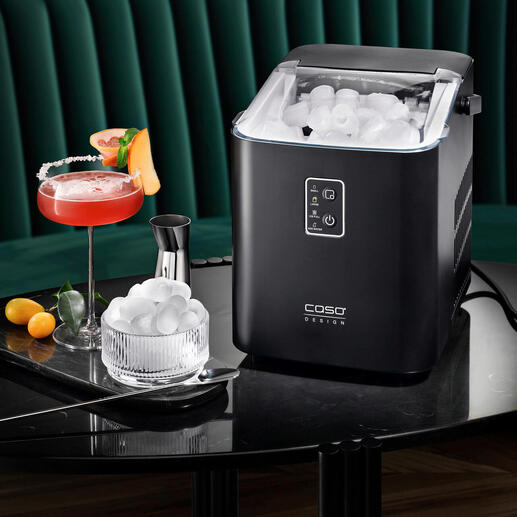 Design ijsblokjesmachine op een tafel met cocktails en ijsblokjes.