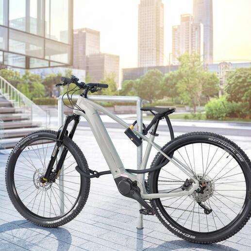 Beugelslot met veiligheidssnoer gemonteerd op een fiets.
