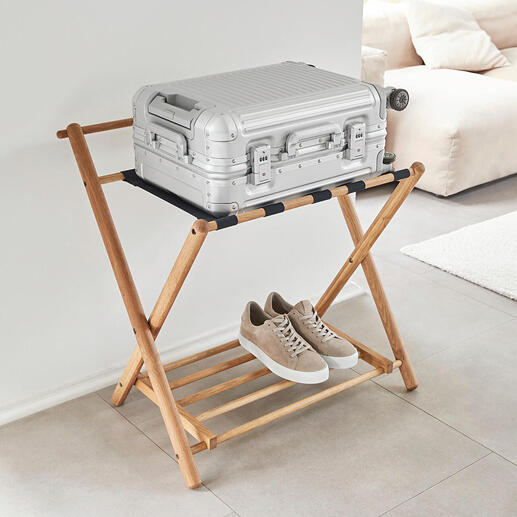 Eik kofferopslag met handbagage en schoenen op een houten frame.