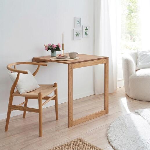 Opklapbare wandtafel van hout met koffie en bloemen op het oppervlak.