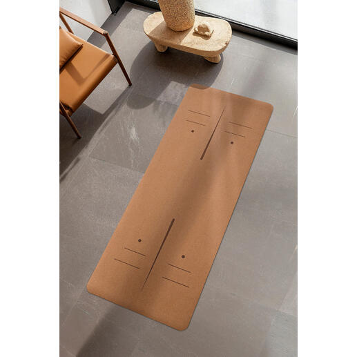 De yogamat van kurk en natuurrubber is afzonderlijk verkrijgbaar.