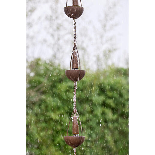 Het regenwater stroomt zachtjes langs de ketting naar beneden en geeft zo uw tuin een visueel en akoestisch effect.