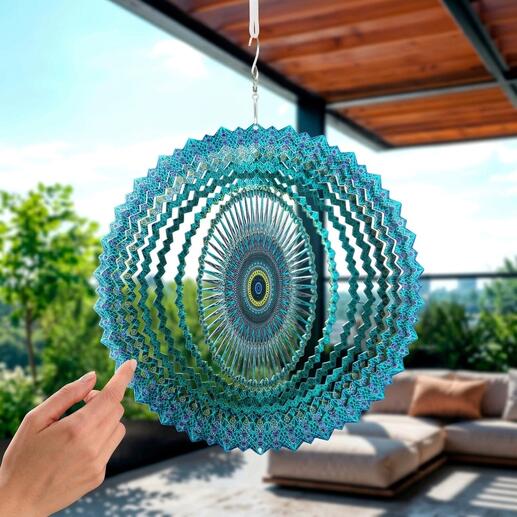 Mandala-windspel in blauwgroen, hangend in de open lucht.