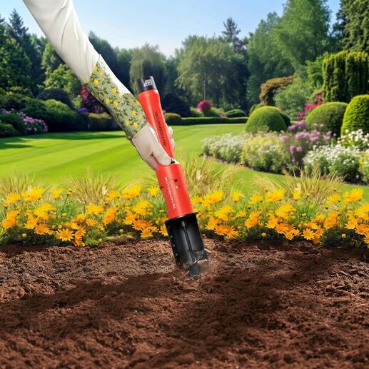 Accu-tuinboor in bloeiende tuin