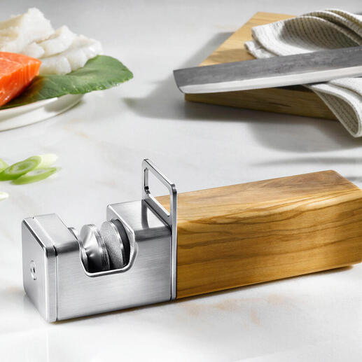 Design-rolslijper met houten handvat en verse zalm