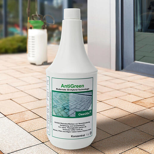 Fles AntiGreen, 1 liter concentraat op een bestrating