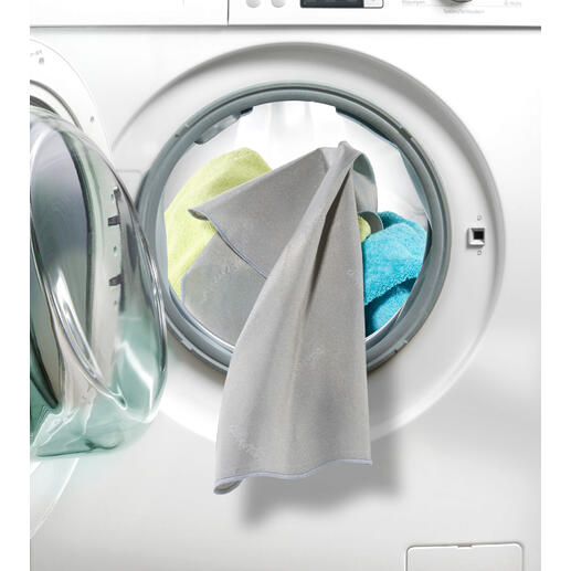 Actief zilver elimineert tot 99,9 % van de bacteriën op uw wasgoed. SilverWash®-Wasmachine doek hangt uit een wasmachine met kleurrijke doeken