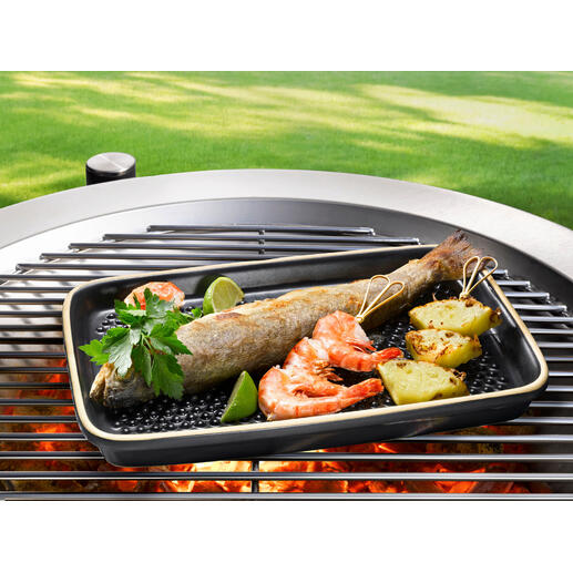Vis en garnalen op een grillplaat buiten