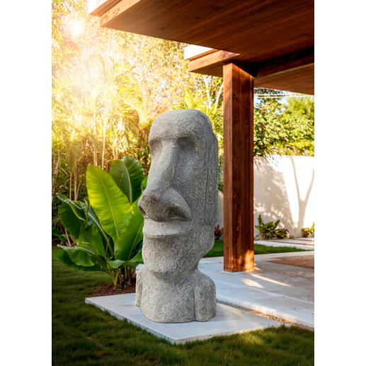 Moai-beeld Moai standbeeld staat in de tuin voor een modern gebouw