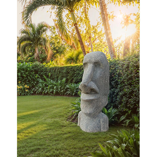 Moai standbeeld in een tuin met palmbomen en zonlicht