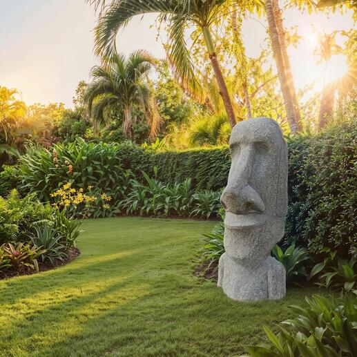 Moai standbeeld in een tuin met palmbomen en zonlicht