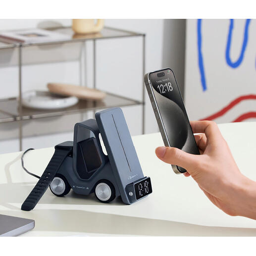 Qi-laadtruck met smartphone die wordt opgeladen en digitale klokweergave.