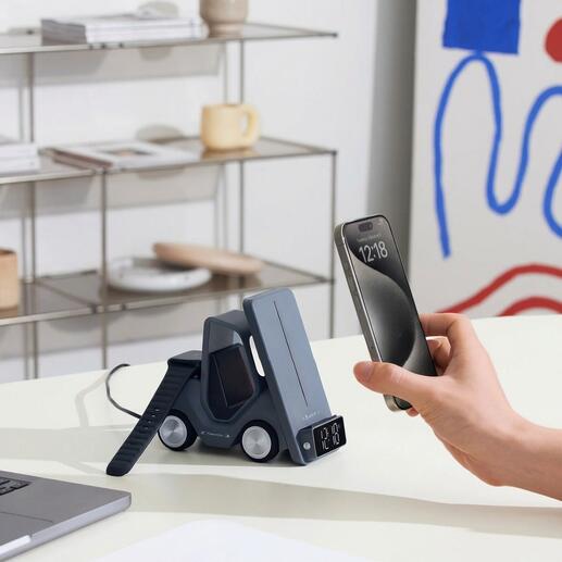 Qi-laadtruck met smartphone die wordt opgeladen en digitale klokweergave.
