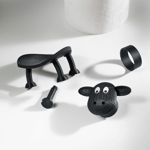 Volledig middels 3D-printen vervaardigd in Duitsland. Gescheiden onderdelen van een toiletpapierhouder in schapenontwerp op een tafel.