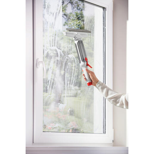 Persoon maakt raam schoon met 3-in-1 telescopische raamwisser, zeepoplossing op het glas.
