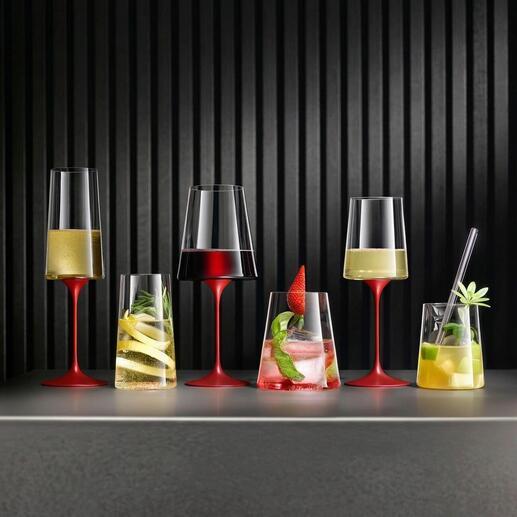 Set van twee kristallen glazen met verschillende dranken op een tafel.