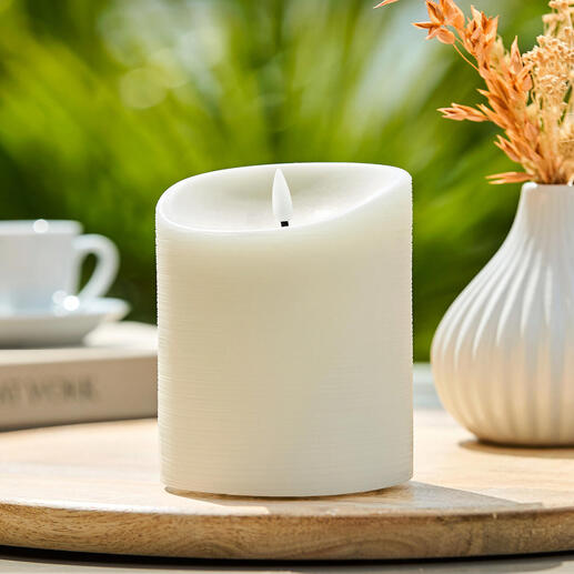 LED-wasoutdoorkaars op een houten dienblad met planten.