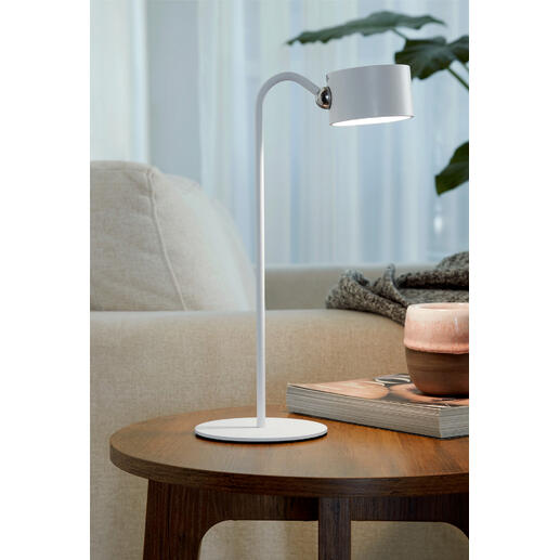 Moderne LED-accu-verlichting op een tafel, ideaal voor verlichting in de woonkamer.